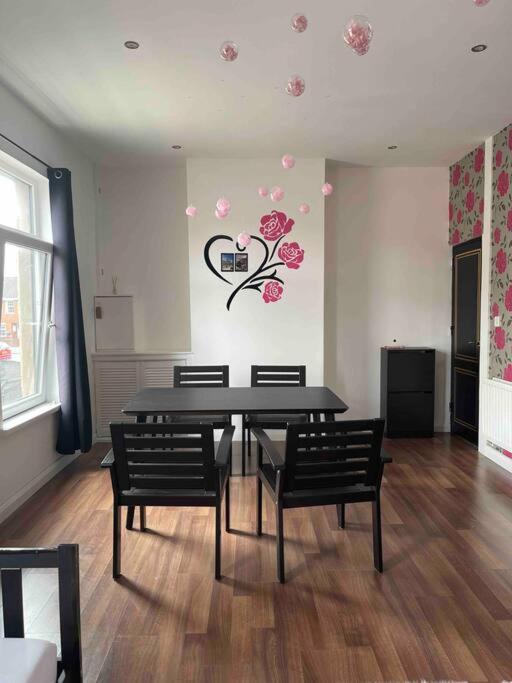 Entire Pinkapt - Free Parking - Up To 4 Guests - 3 Beds - Close To City Centre ベルファスト エクステリア 写真